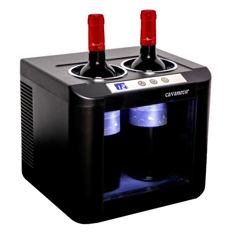 Enfriador de vino compacto Cavanova con iluminación interior azul y dos botellas introducidas desde la parte superior.