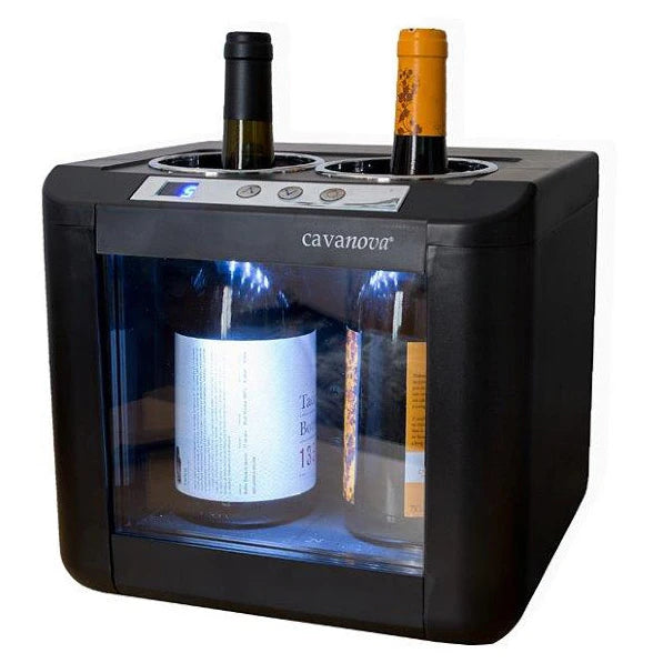 Enfriador de vino Cavanova con dos botellas visibles, una de vino blanco y otra de vino tinto, con display digital frontal.
