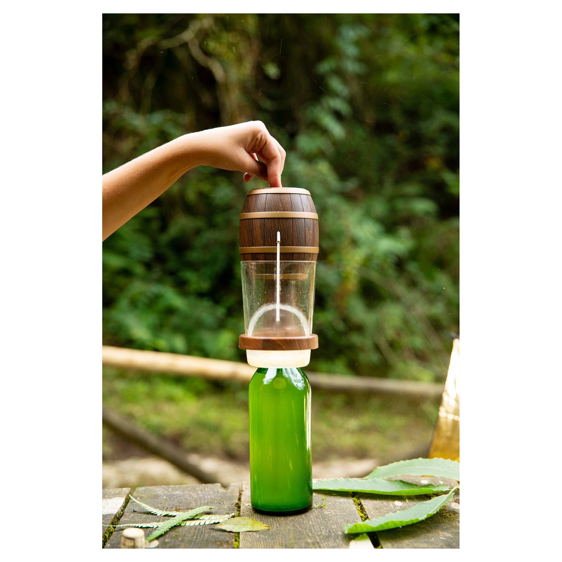 Coem BARRIL, escanciador eléctrico de sidra con soporte para botella y vaso sidrero.