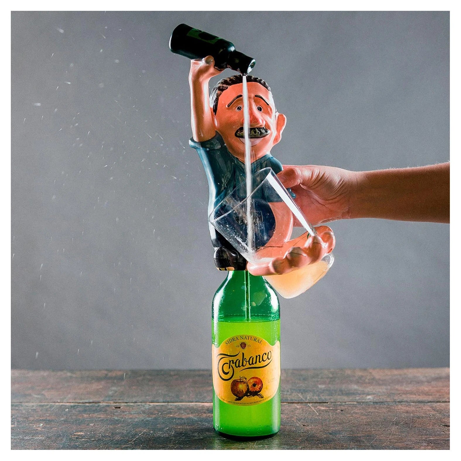 Coem ISIDRÍN, escanciador de sidra eléctrico con figura pintada a mano y vaso sidrero.