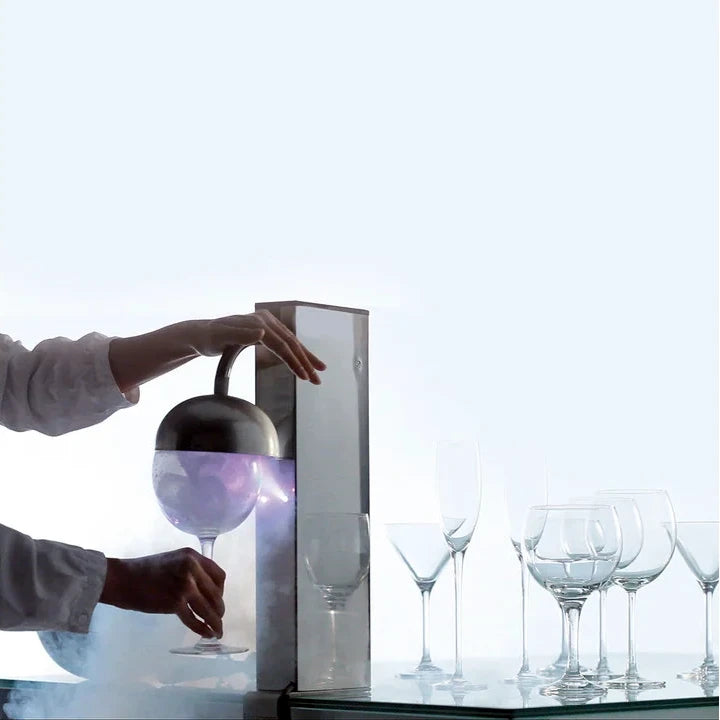 Escarchador de copas y vasos Frosterglass NS Cavanova, imagen del equipo con copa escarchada.
