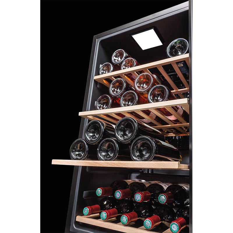 Vista del interior de la Vinoteca 52 botellas La Sommelière LS52 Black repleta de botellas en estantes de madera