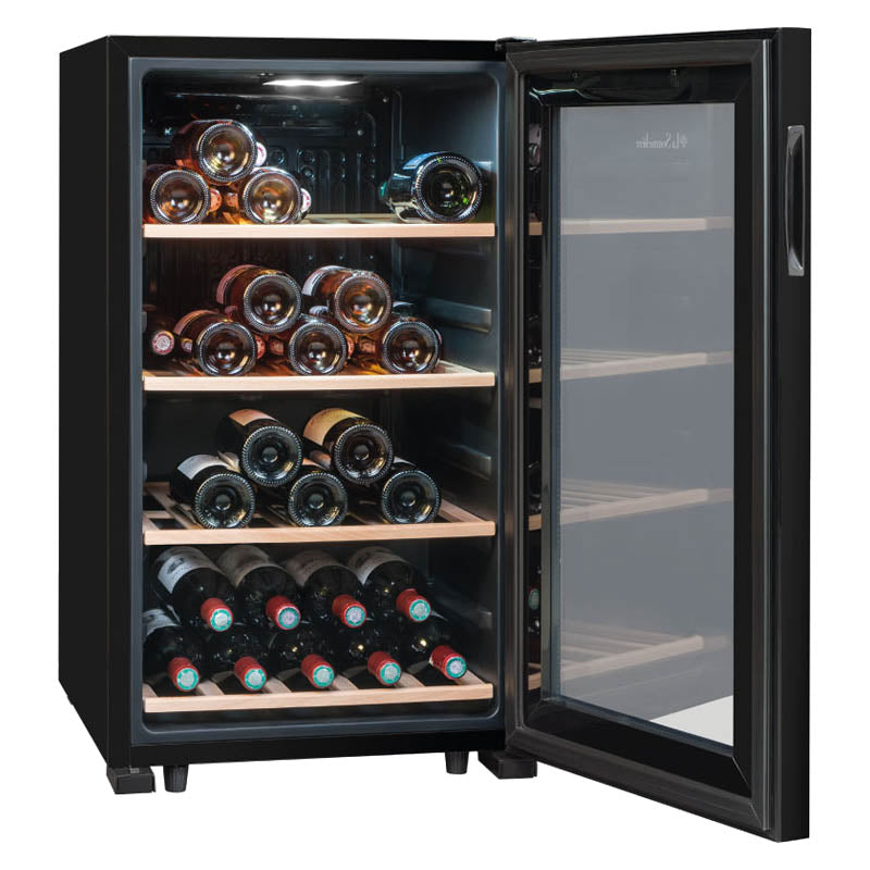 Vista de la Vinoteca 52 botellas La Sommelière LS52 Black cargada de botellas de vino tinto y blanco