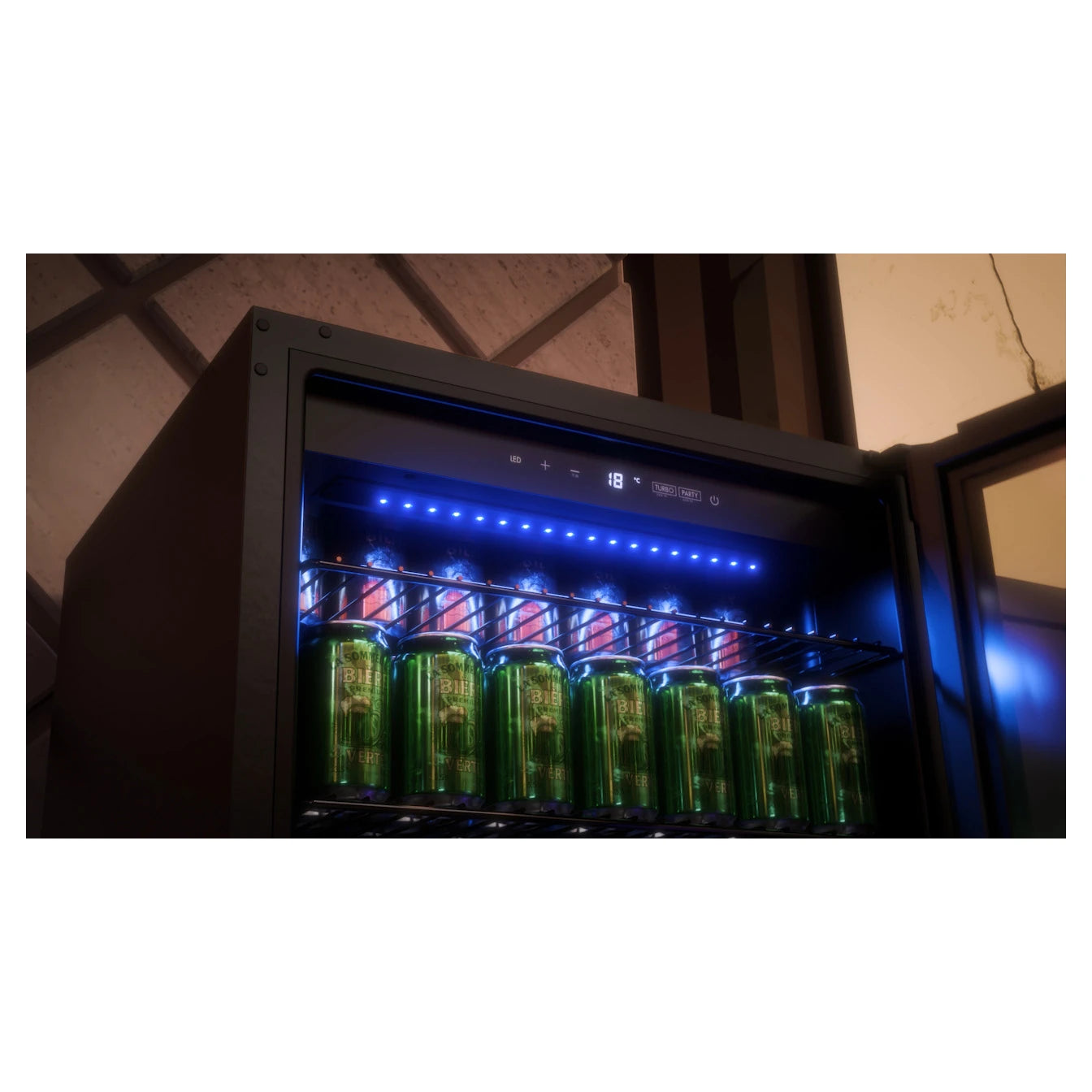 Interior de la nevera La Sommelière BEER150 iluminado con luz LED azul, con latas de cerveza verdes alineadas y panel digital con temperatura visible.