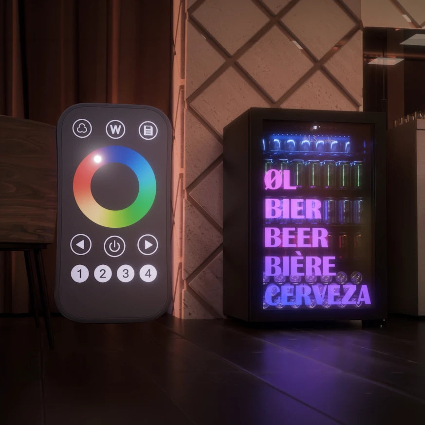 Nevera para cervezas La Sommelière BEER150 con puerta de vidrio iluminada, que muestra latas organizadas en estantes y la palabra “cerveza” en cinco idiomas iluminada en neón: ØL, BIER, BEER, BIÈRE, CERVEZA.