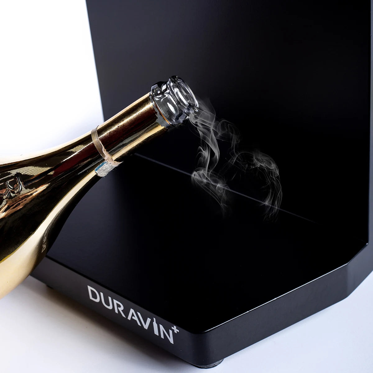 Pouring sparkling wine with the Cave Vinum Duravin+ by Winefit preserver