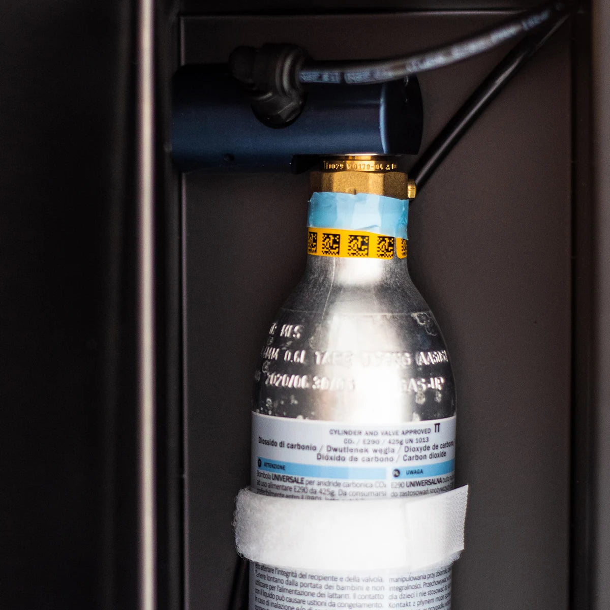 CO₂ cylinder housed inside the Cave Vinum Duravin+ preserver
