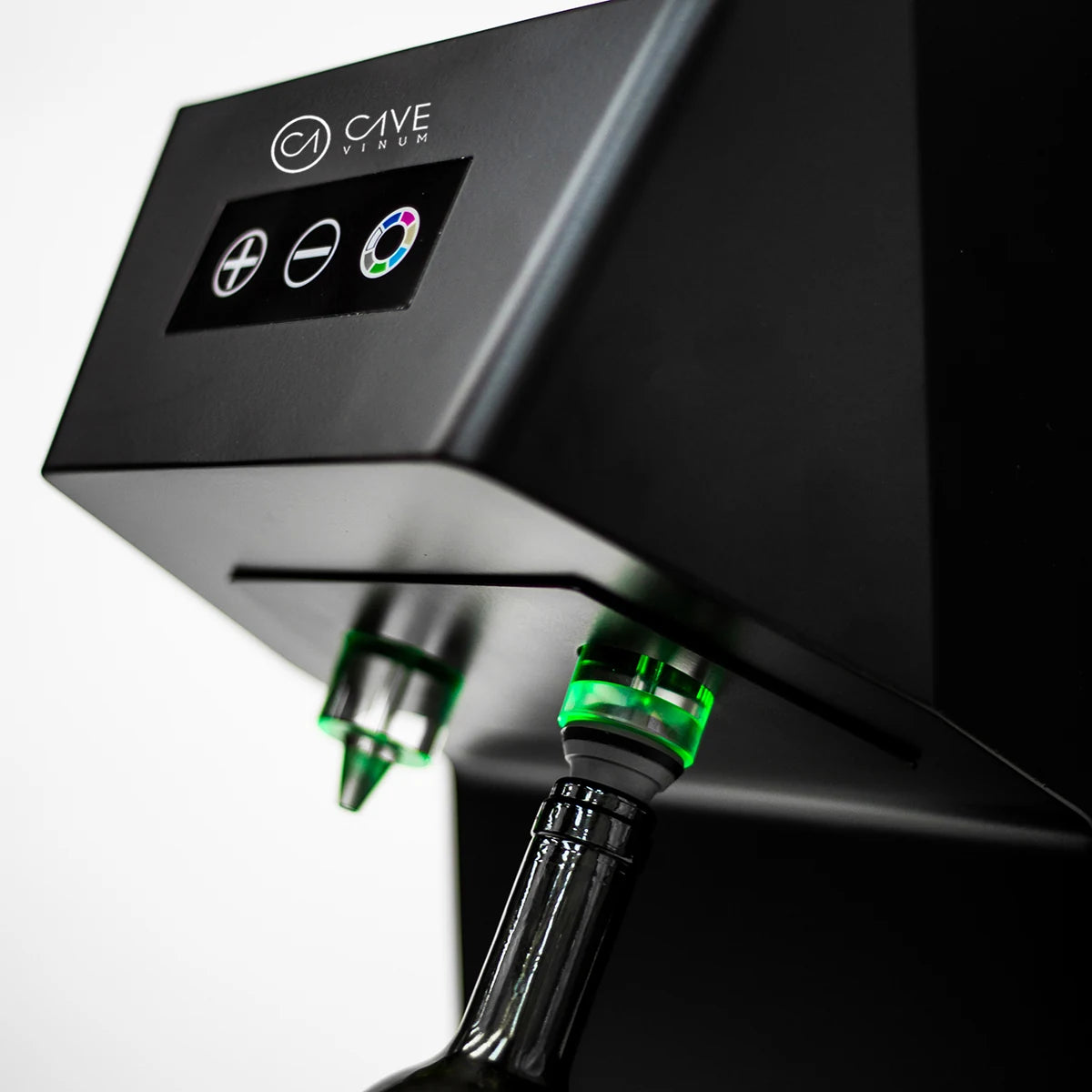 Bottle placed on the nozzle of the Cave Vinum Duravin+ preserver with a green indicator