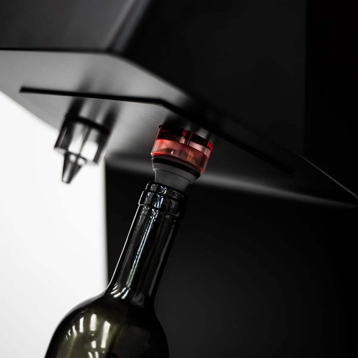 Red wine bottle connected to the Cave Vinum Duravin+ by Winefit preserver
