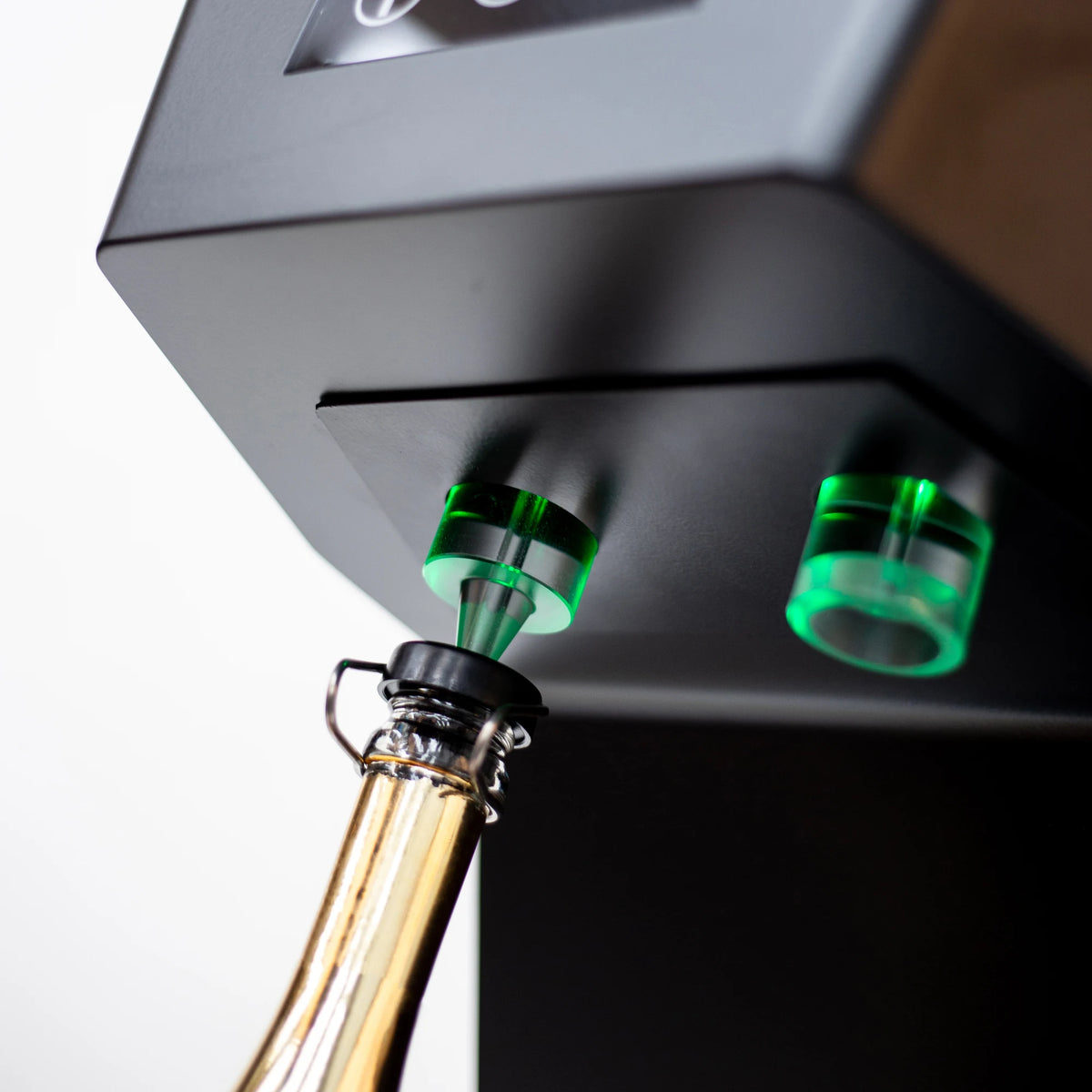 Sparkling wine bottle connected to the Cave Vinum Duravin+ by Winefit preserver