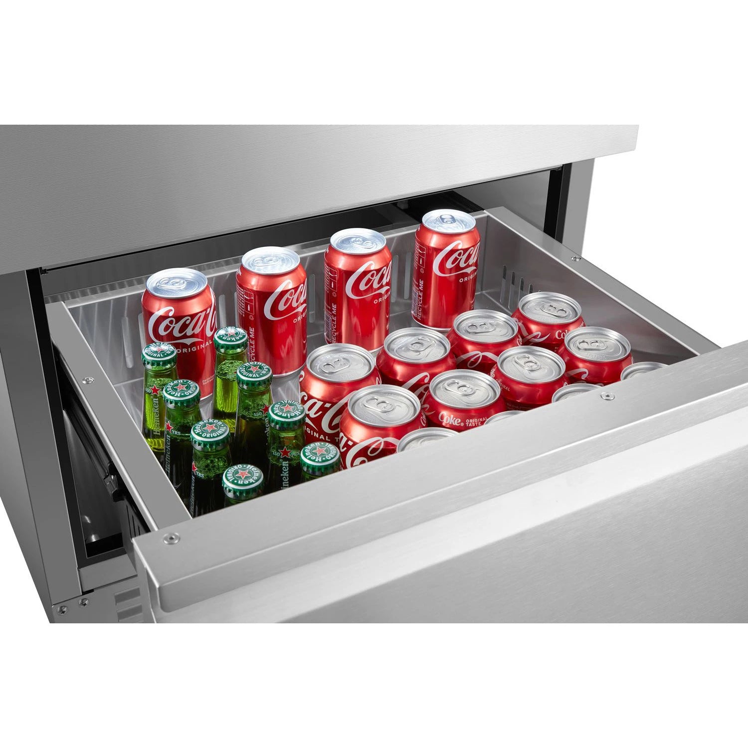 Refrigerador de bebidas Cavin Outdoor Collection 51D Stainless, vista del cajón abierto con botellas y latas.