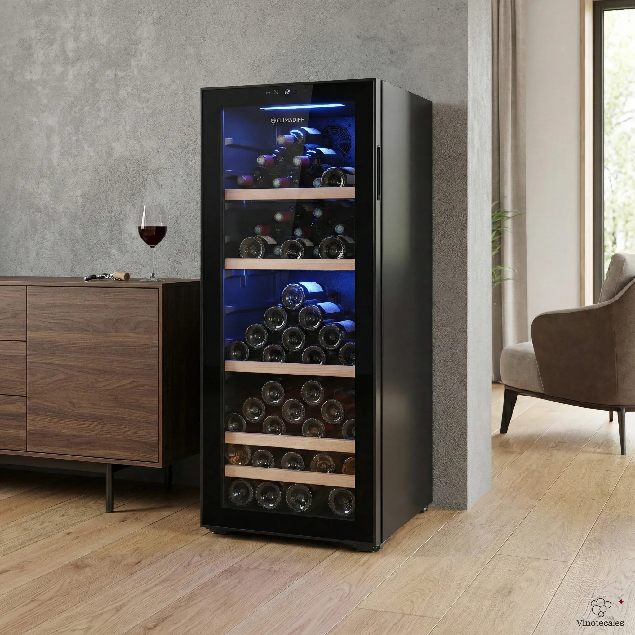 Vinoteca Climadiff Cepage108 en el salón de una casa moderna