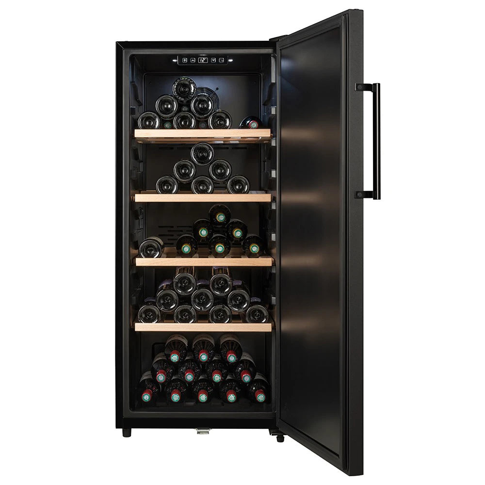 Vista frontal de la vinoteca La Sommelière CTPNE120E con puerta abierta, mostrando cinco estantes de madera llenos de botellas de vino.