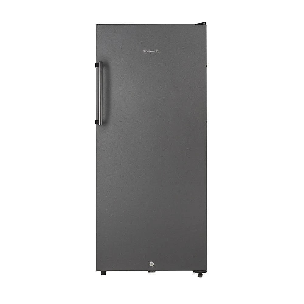 Vista frontal de la vinoteca La Sommelière CTPNE120E con la puerta cerrada y diseño sobrio en color negro mate.