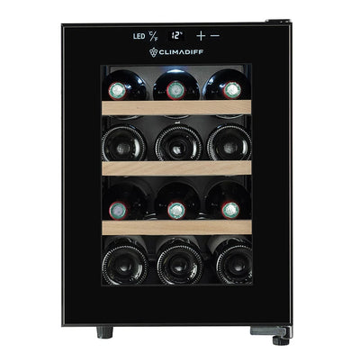 Vinoteca Climadiff CUVEE12 con capacidad para 12 botellas, vista frontal mostrando tres estantes de madera con botellas de vino en posición horizontal, puerta de vidrio negro y panel digital de temperatura en la parte superior.