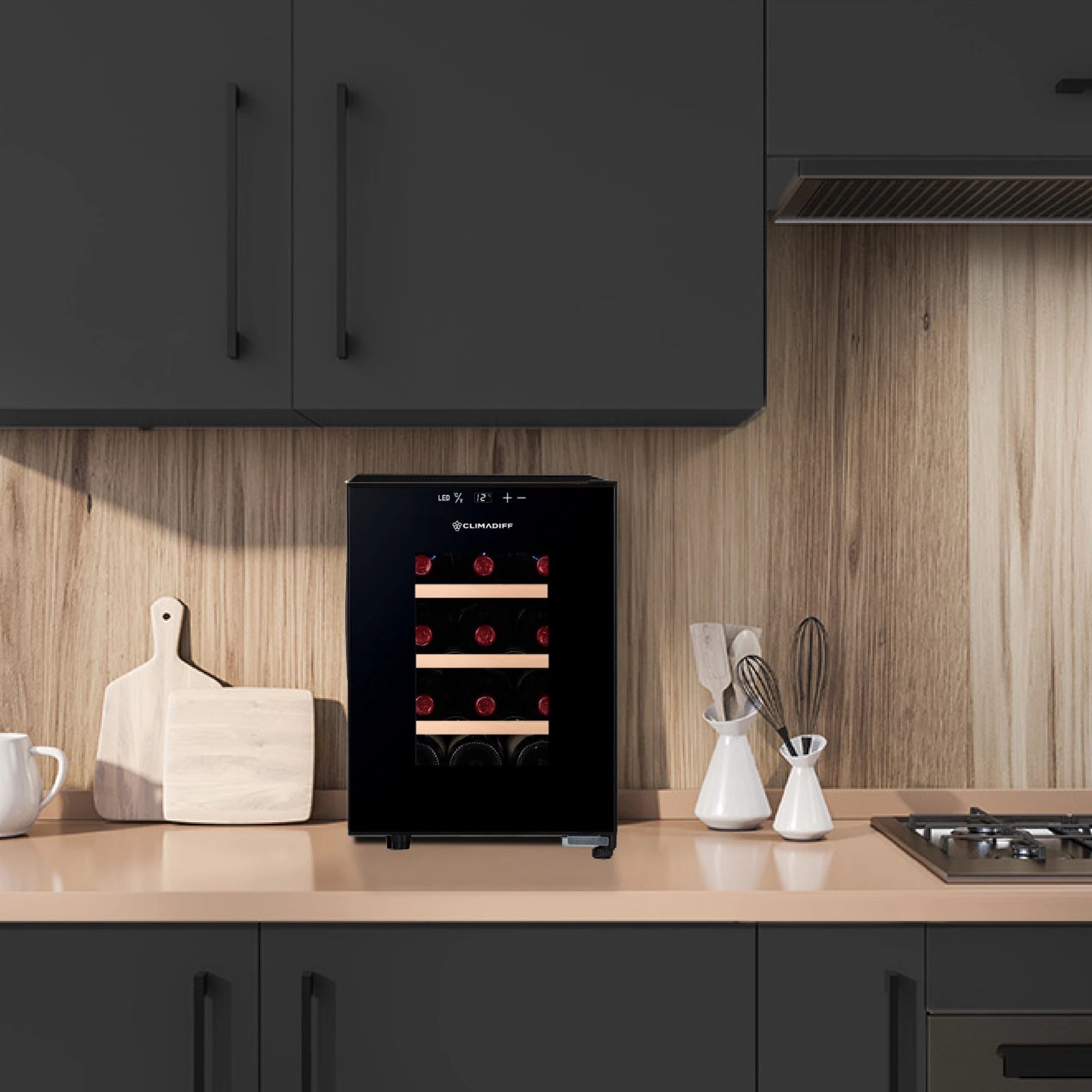 Vinoteca Climadiff CUVEE12 para 12 botellas, colocada sobre una encimera de cocina moderna con fondo de madera clara y gabinetes oscuros.