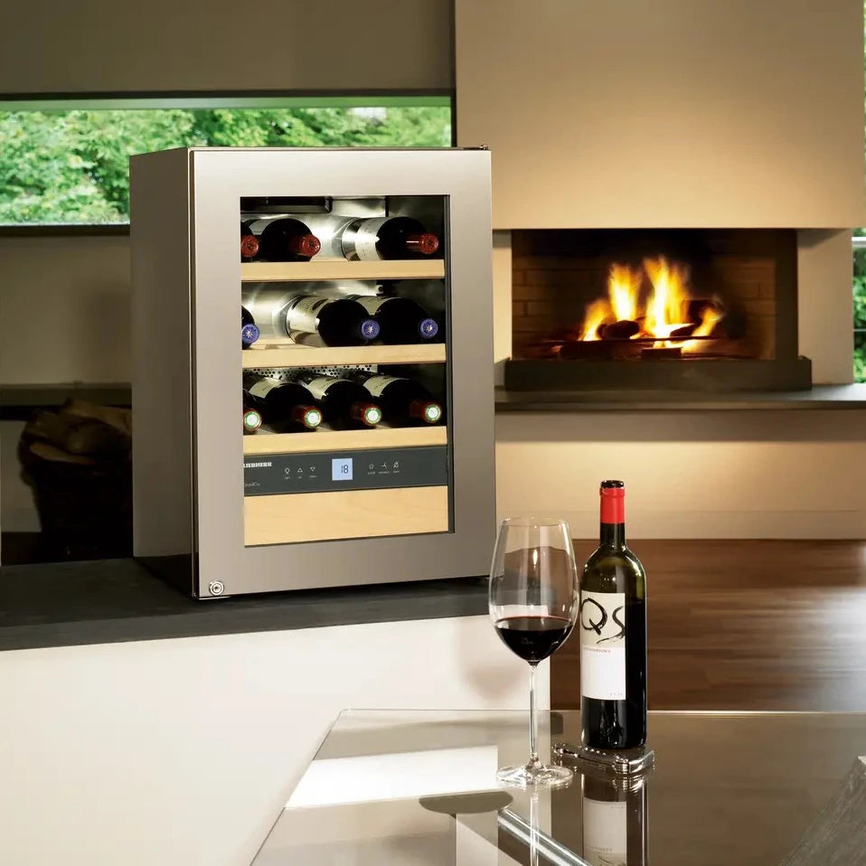 Vinoteca 12 botellas Liebherr WKes 653 GrandCru en un salón