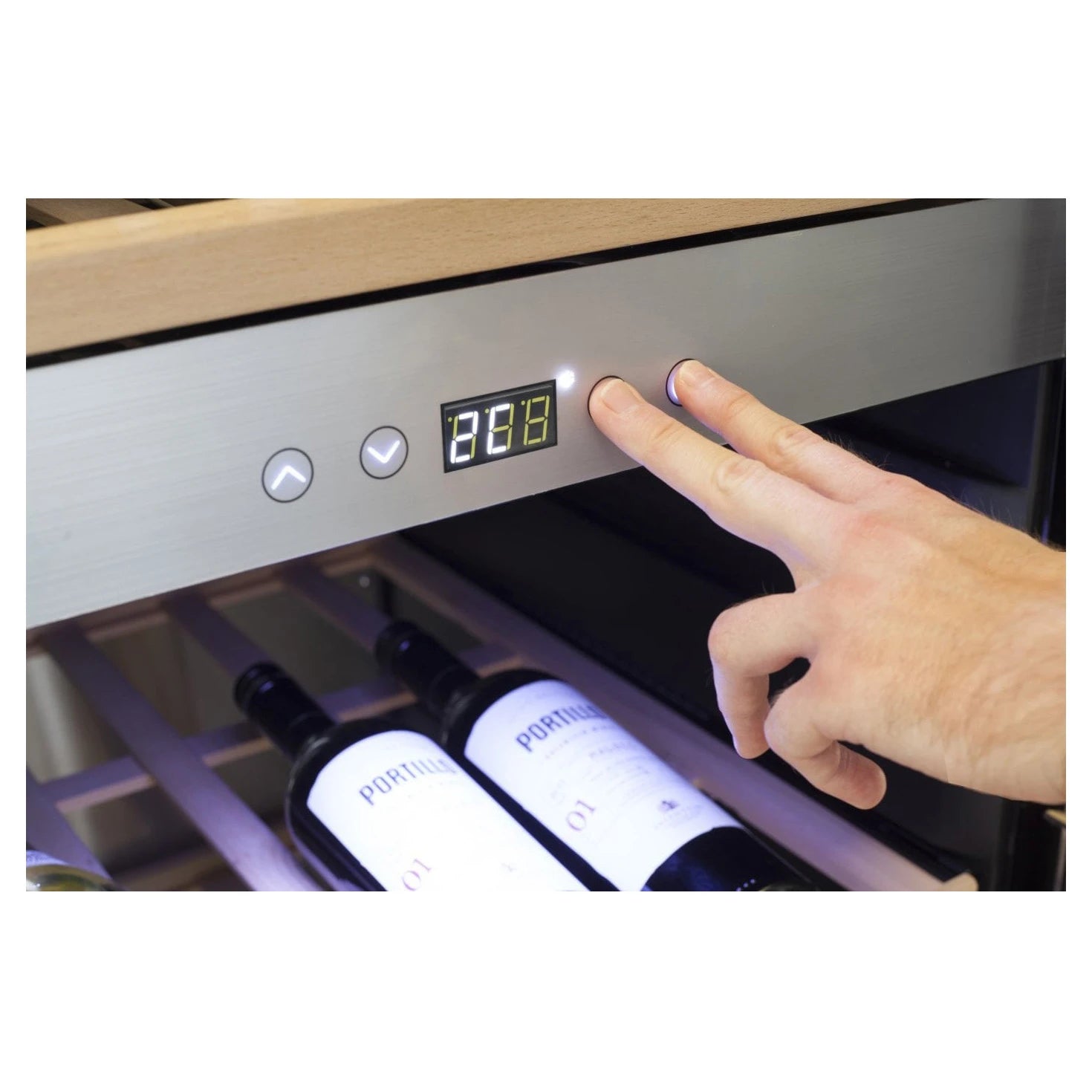 Vinoteca Caso Design WineChef Pro 126 2D de 126 botellas, doble zona, vista del equipo en acero inoxidable.