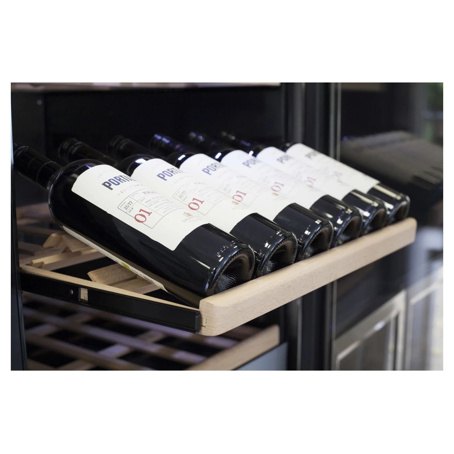 Vinoteca Caso Design WineChef Pro 126 2D de 126 botellas, doble zona, imagen del interior.