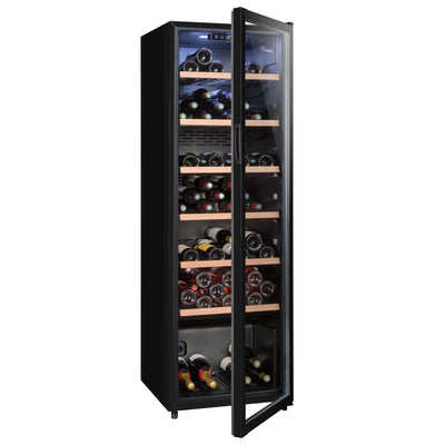 Vinoteca La Sommelière CTVNE147 con capacidad para 147 botellas, diseño en negro con puerta de vidrio abierta, estantes de madera y luz interior LED; estructura vertical tipo armario ideal para conservación de vinos.