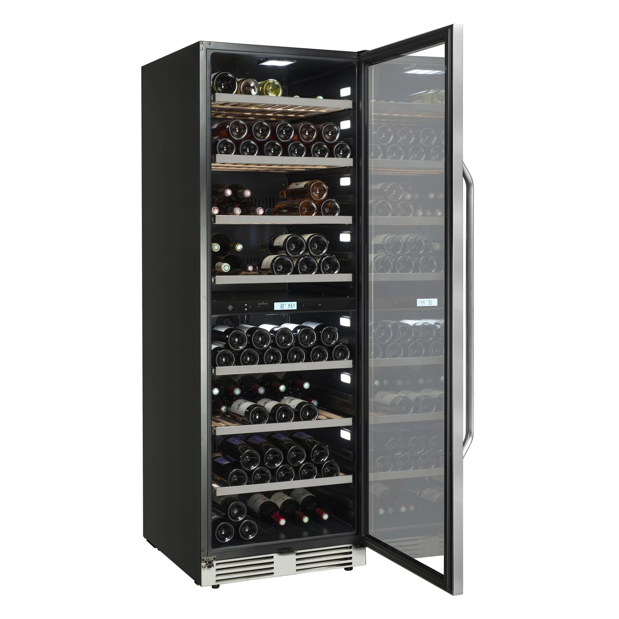 Vista en ángulo de la vinoteca La Sommelière MT150DZ con la puerta de vidrio abierta y los estantes llenos de botellas. El diseño de doble zona está iluminado con luces LED laterales y presenta estantes de madera extraíbles y un panel digital de control en el centro.