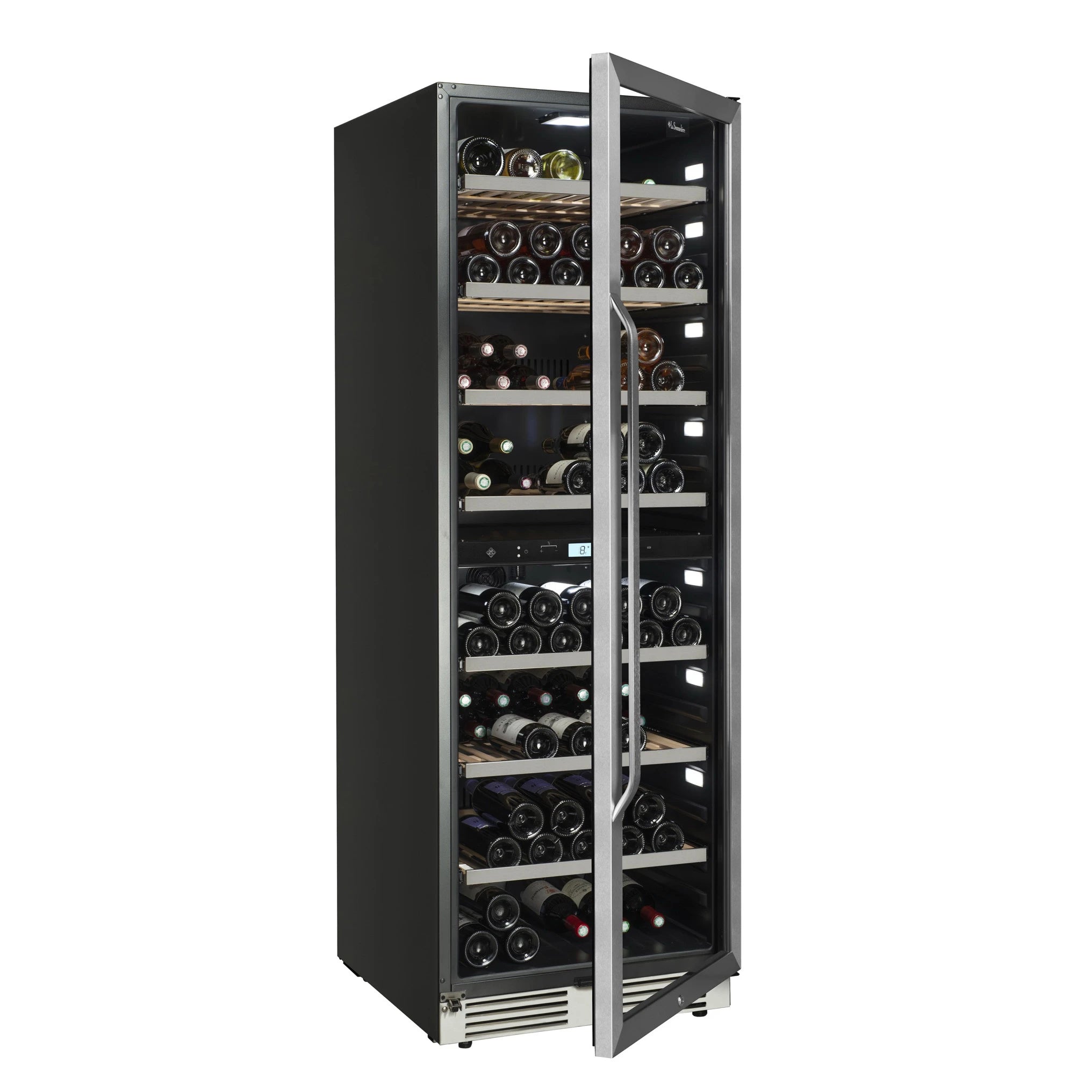 Vinoteca La Sommelière MT150DZ vista en ángulo con la puerta de vidrio parcialmente abierta. El interior está completamente ocupado con botellas de vino distribuidas en estantes de madera, iluminados por luces LED laterales. Se aprecia el panel digital de control en el centro del compartimento.