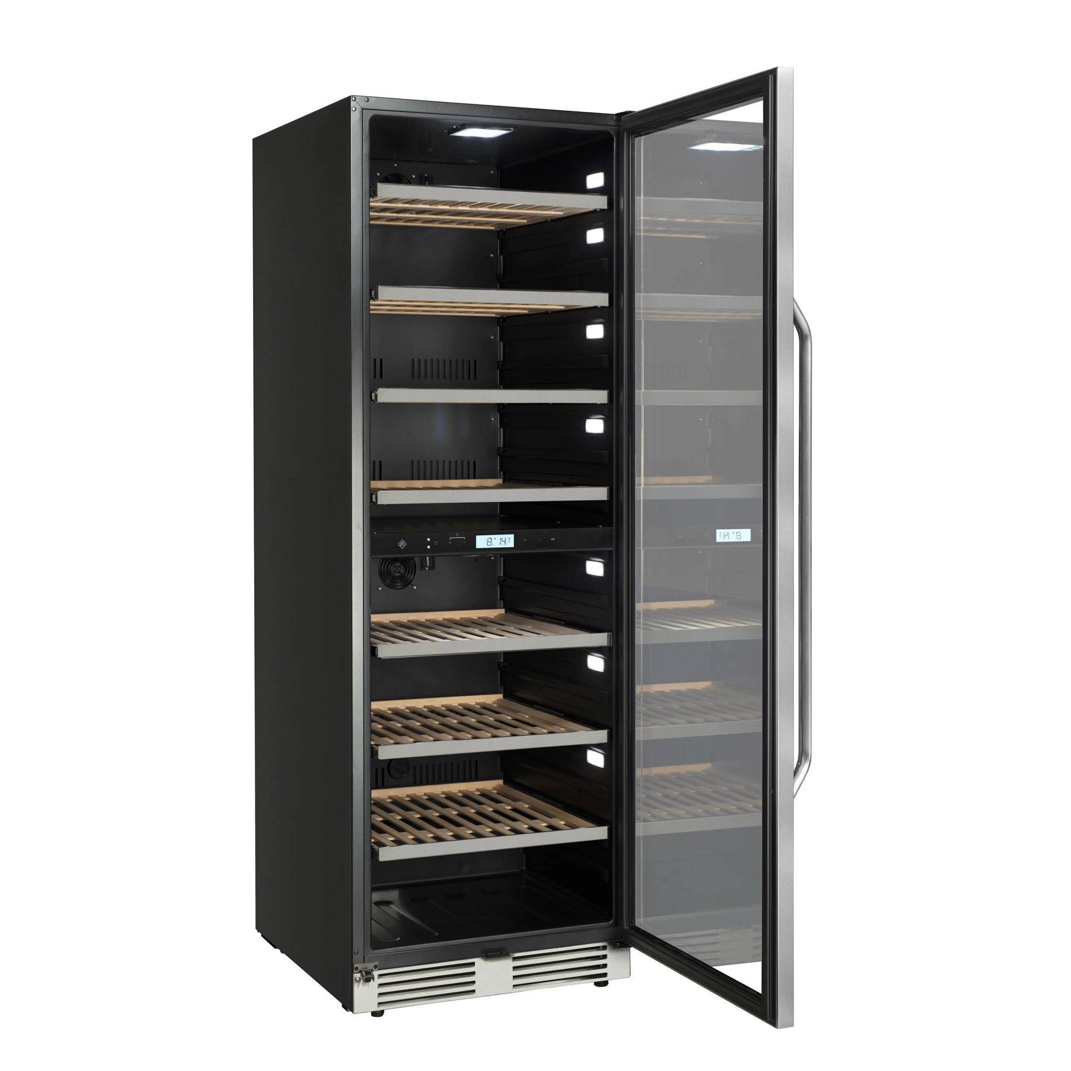 Vista en ángulo de la vinoteca La Sommelière MT150DZ con la puerta de vidrio abierta. El interior vacío revela estantes de madera extraíbles, iluminación LED lateral, panel digital de control de temperatura doble y ventilación inferior visible en la base.