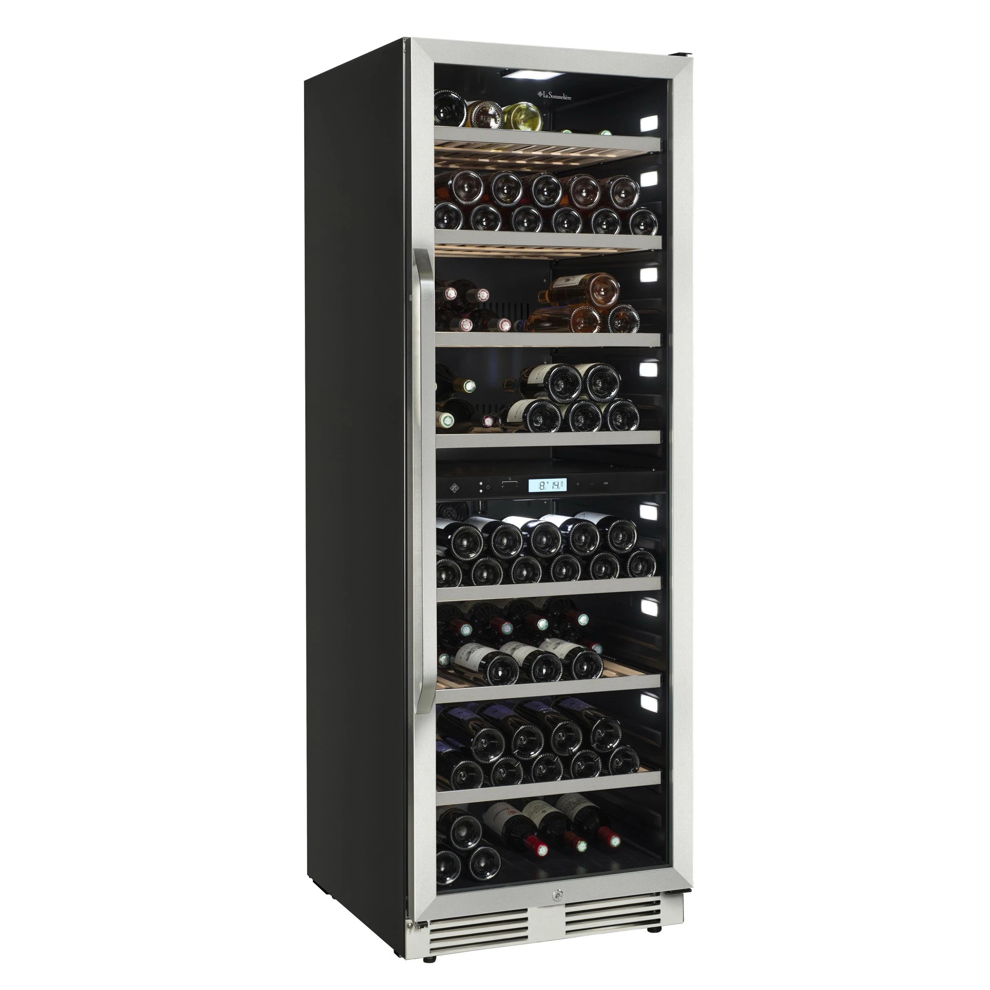 Vista frontal de la vinoteca La Sommelière MT150DZ con la puerta abierta, mostrando múltiples estantes metálicos y de madera con botellas de vino almacenadas horizontalmente. La iluminación LED interior resalta dos zonas de temperatura controladas desde un panel digital central.