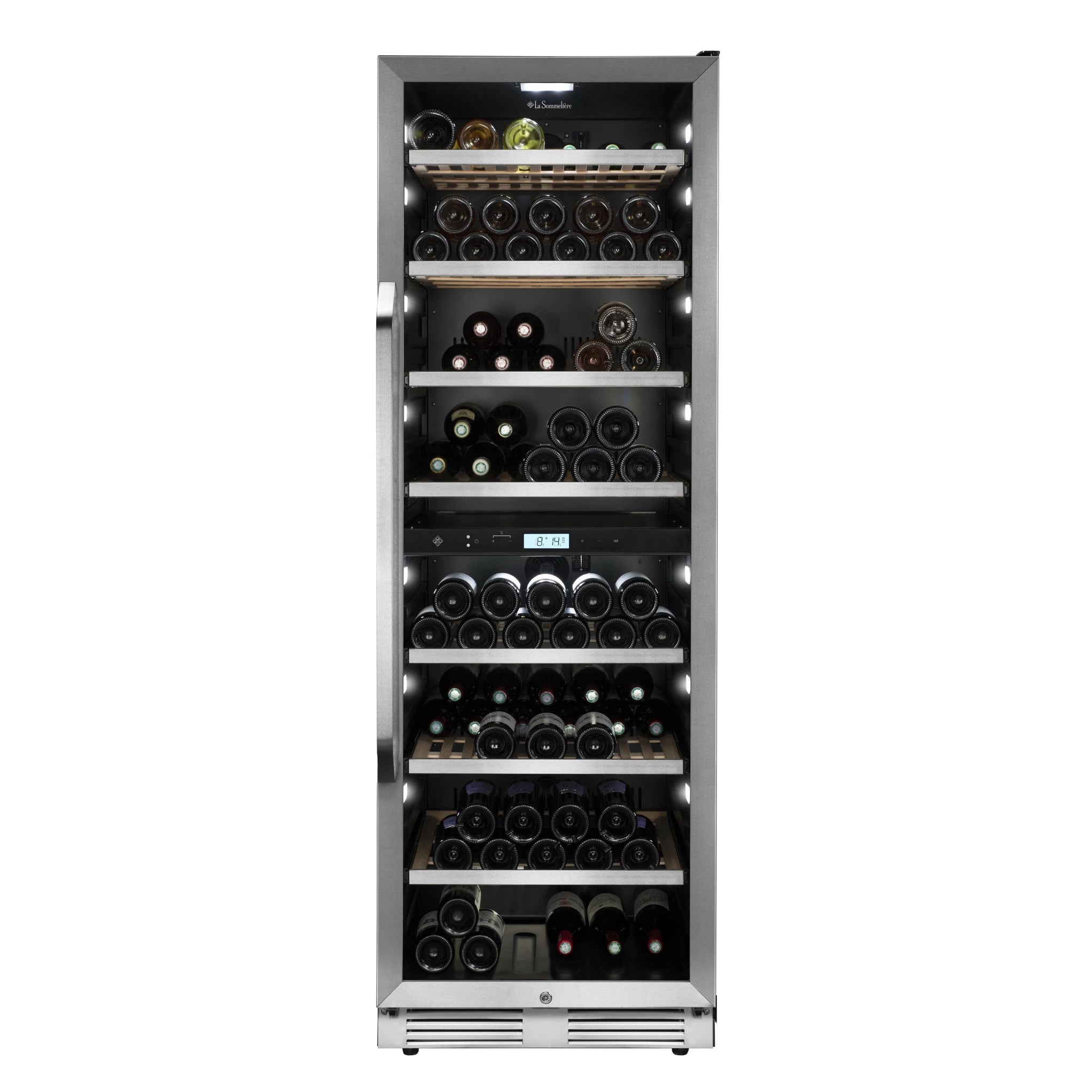 Vista frontal de la vinoteca La Sommelière MT150DZ con la puerta abierta, mostrando múltiples estantes metálicos y de madera con botellas de vino almacenadas horizontalmente. La iluminación LED interior resalta dos zonas de temperatura controladas desde un panel digital central.