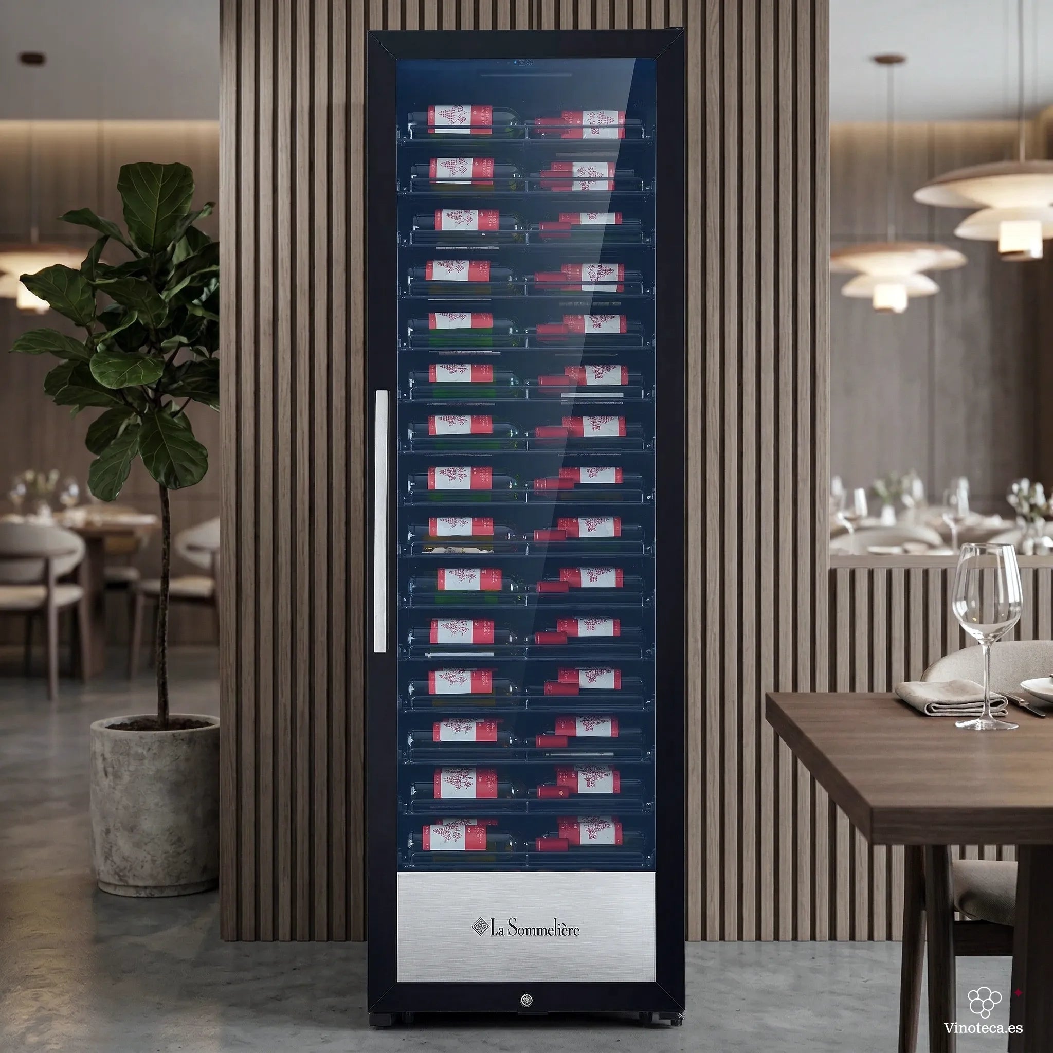 Vinoteca La Sommelière PRO160FRESH de 152 botellas, puerta de vidrio cerrada con iluminación interior y botellas en estantes, ubicada frente a pared de ladrillo.