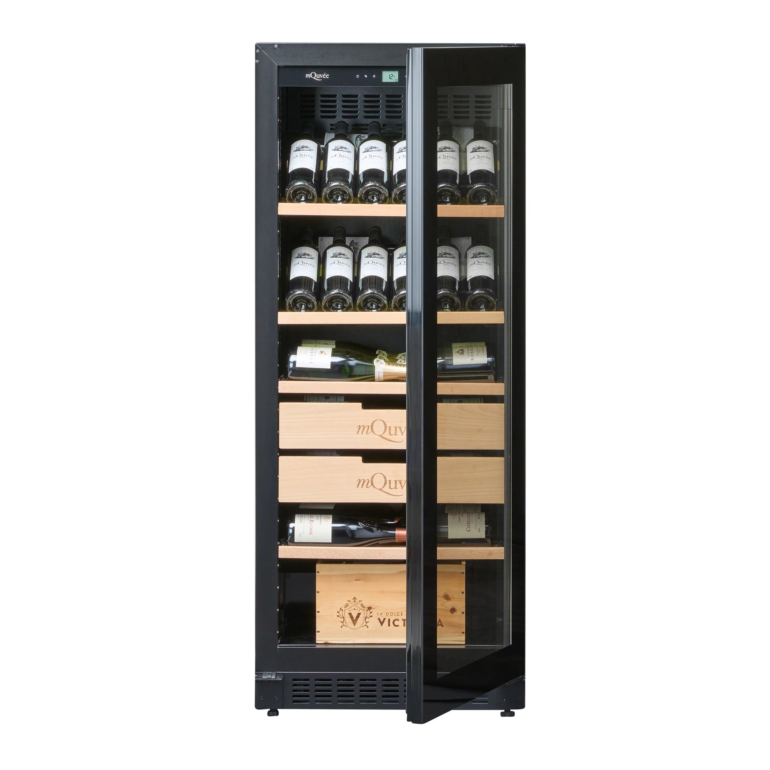 Vinoteca mQuvée VELVET 100 Premium Package con puerta de cristal parcialmente abierta, exhibiendo botellas de vino ordenadas en estantes de madera y cajones con logotipos “mQuvée” y “Victoria” visibles en la parte inferior.