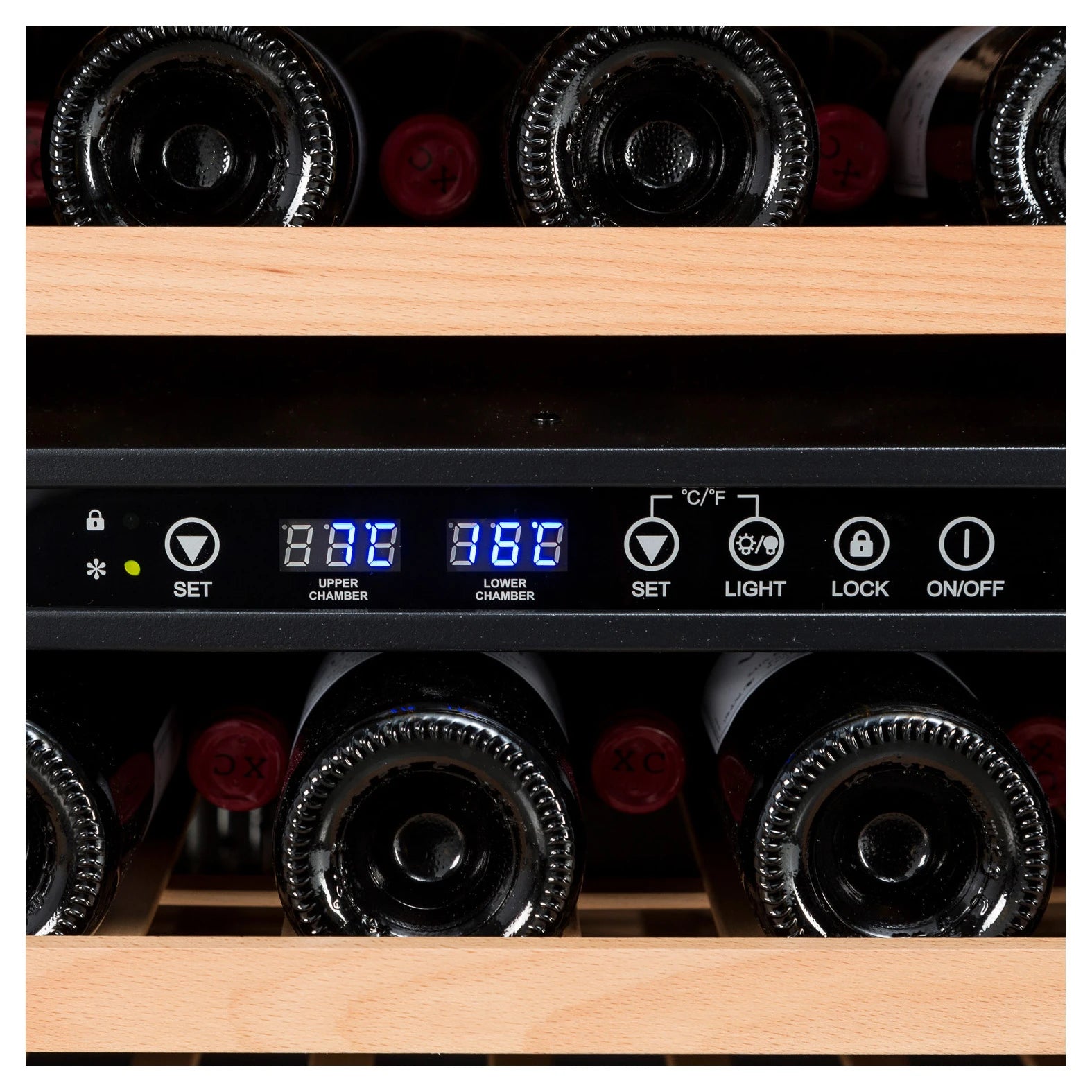 Panel de control digital de vinoteca con doble zona, mostrando 17 °C en la cámara superior y 5 °C en la inferior, con botones de luz, bloqueo y encendido.