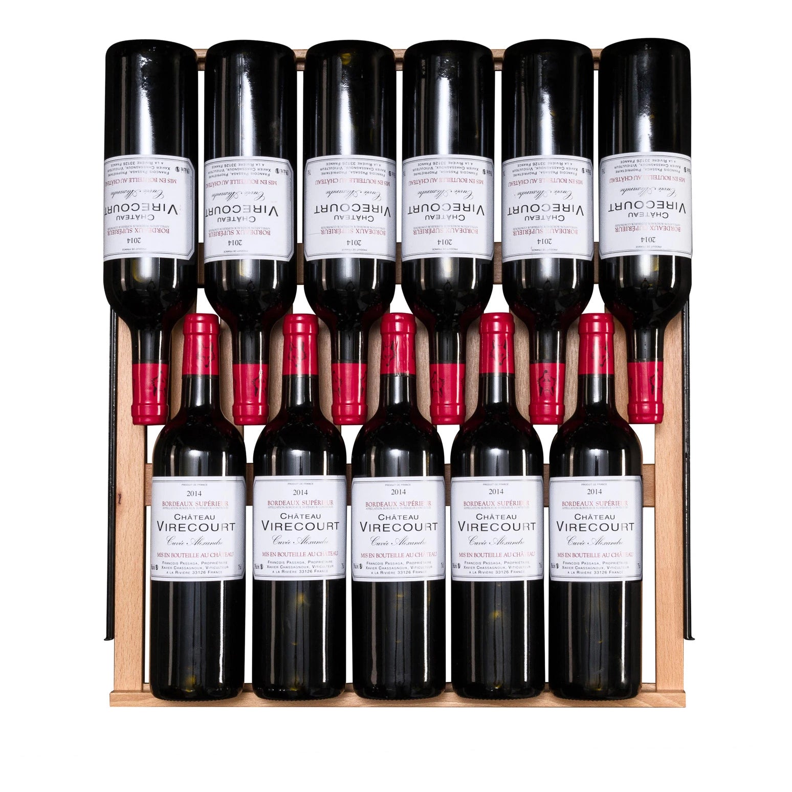 Detalle de almacenamiento de botellas de vino en un estante de madera, con varias botellas Château Virecourt 2014 distribuidas en dos niveles, unas boca abajo y otras en posición normal.