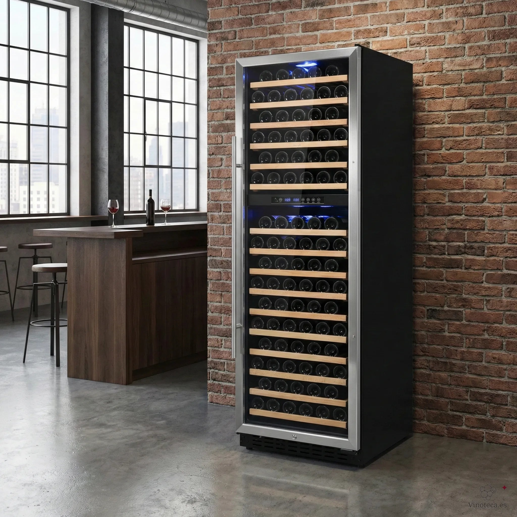 Vinoteca Vinobox 168GC 2T Inox de 166 botellas, doble zona, acabado negro con marco de acero inoxidable, puerta de vidrio cerrada y estantes de madera con botellas almacenadas horizontalmente en un restaurante.