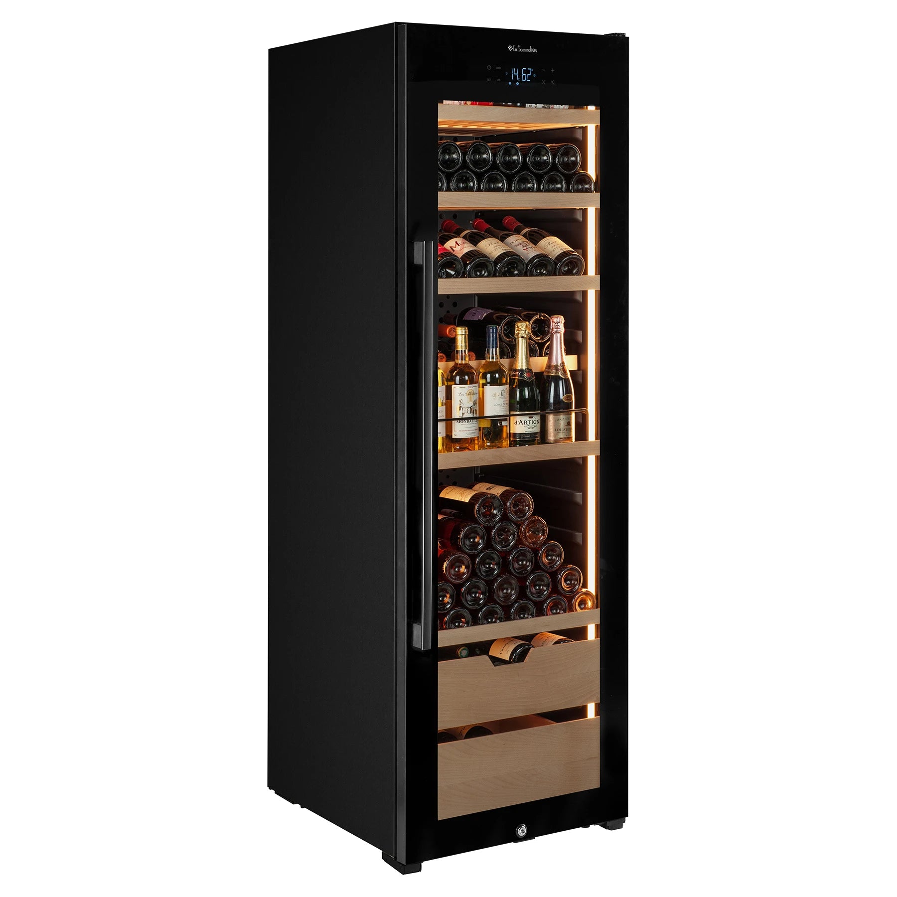 Vinoteca La Sommelière VIP177 Edition vista de ángulo con botellas de vino tinto, blanco y champán en estantes de madera, fondo blanco