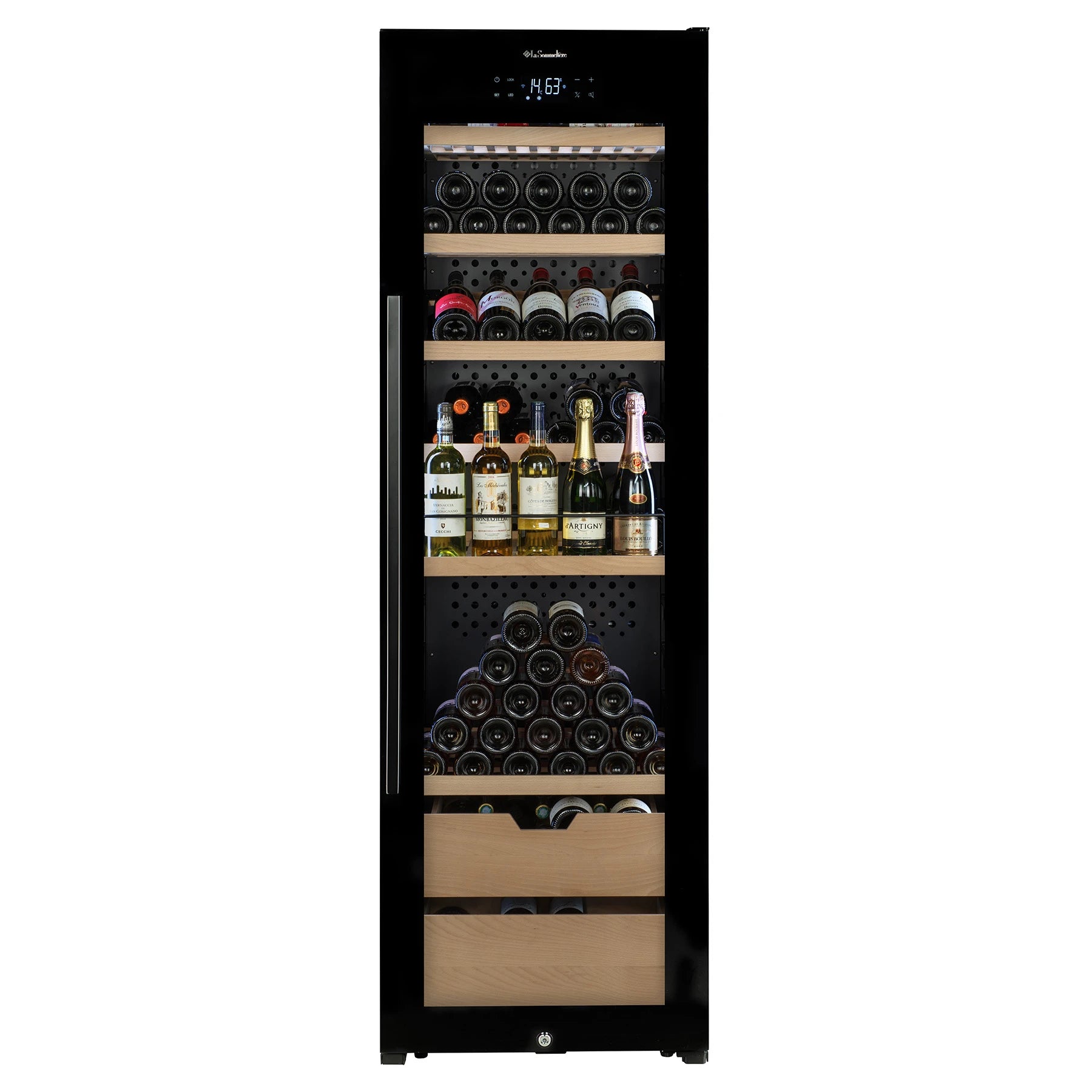 Refrigerador de vinos La Sommelière VIP177 EDITION para 177 botellas, con puerta acristalada, control de temperatura visible y disposición ordenada de botellas en baldas de madera y compartimentos inferiores.