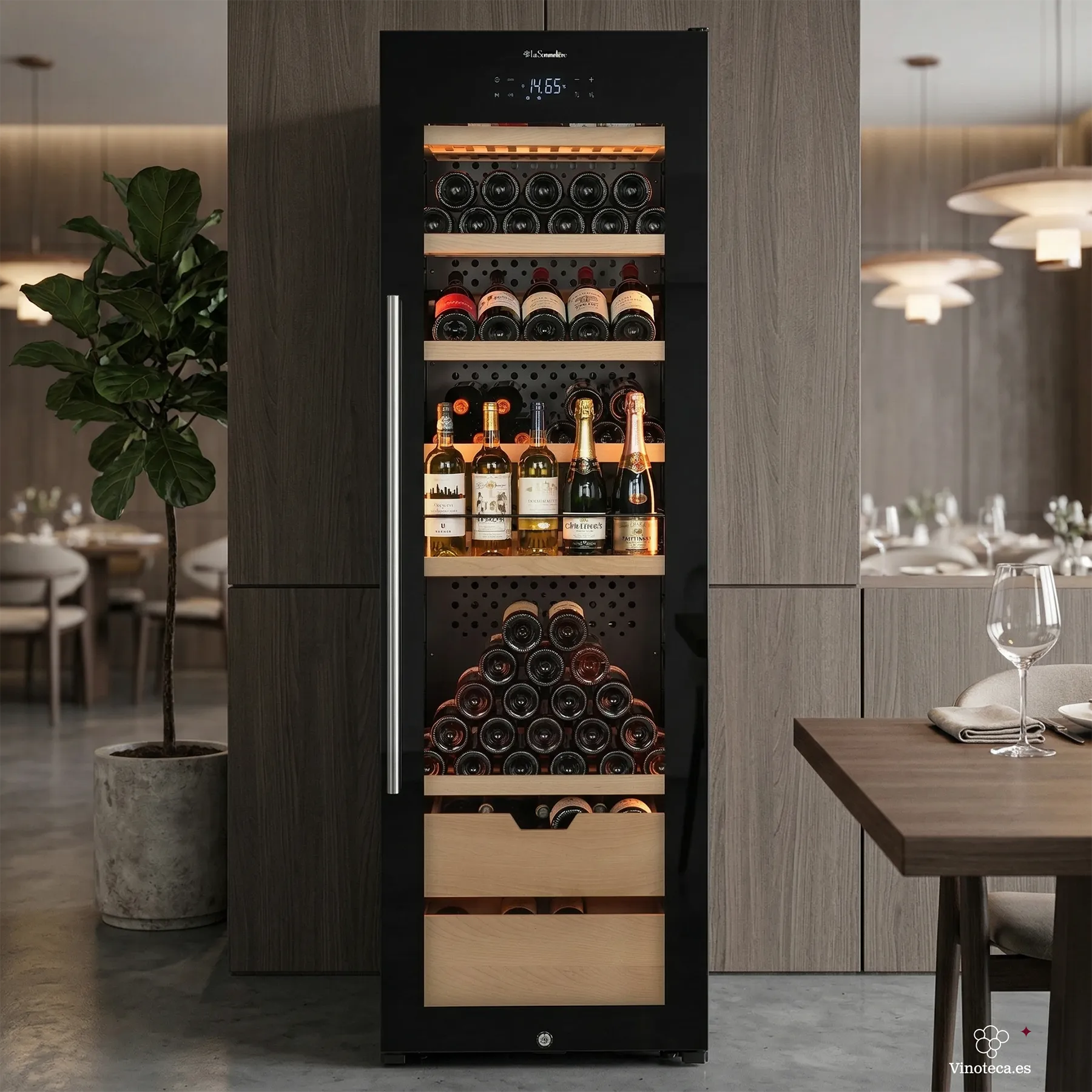 Vinoteca La Sommelière VIP177 Edition abierta, con estantes de madera y cajones inferiores cargados de botellas de vino, panel digital y puerta de cristal negro, en un restaurante moderno.