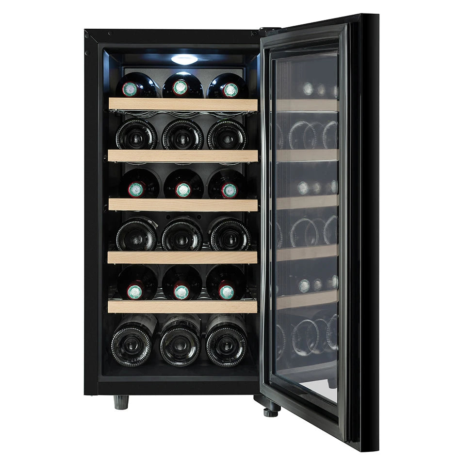 Vinoteca Climadiff CUVEE18 con la puerta de vidrio abierta, mostrando seis estantes de madera ocupados por botellas de vino tinto almacenadas horizontalmente.