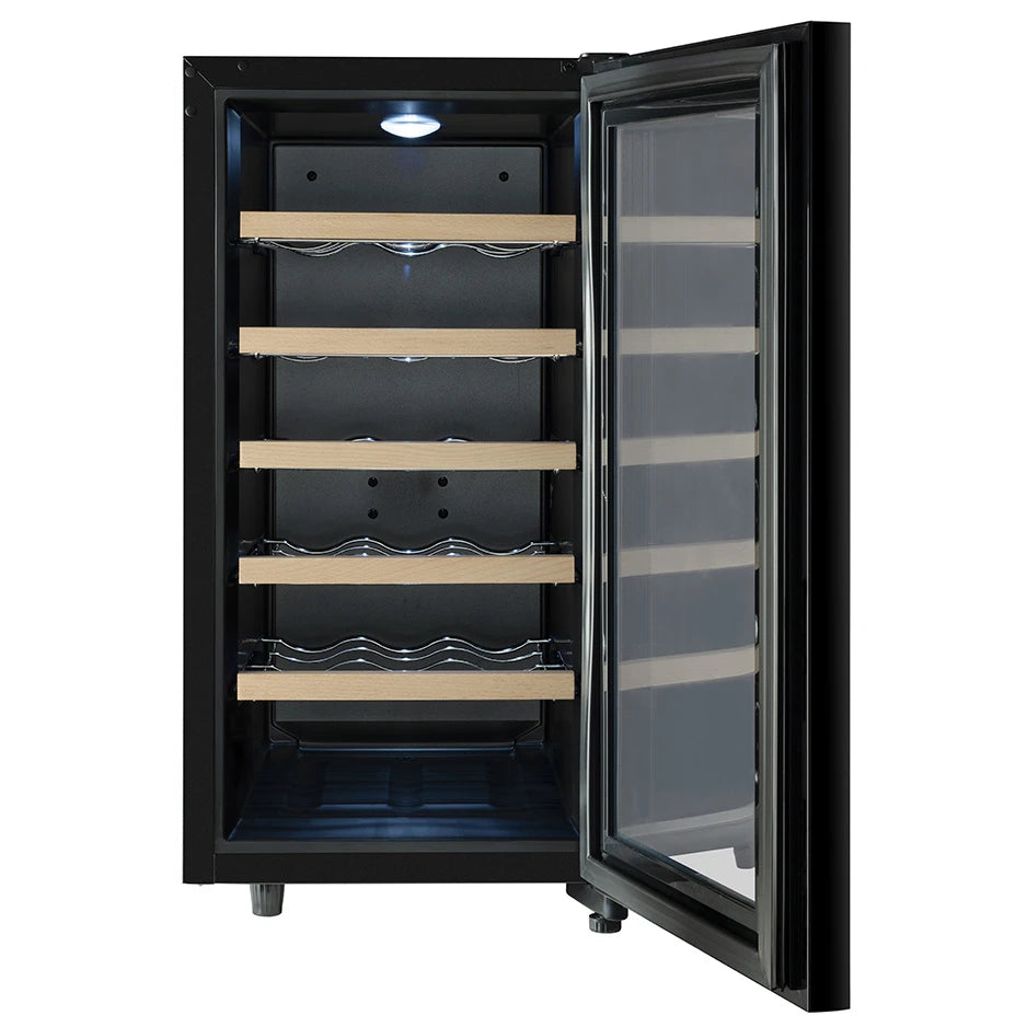 Vista frontal de la vinoteca Climadiff CUVEE18 con la puerta abierta, mostrando sus estantes vacíos de madera y el interior iluminado por luz LED superior.