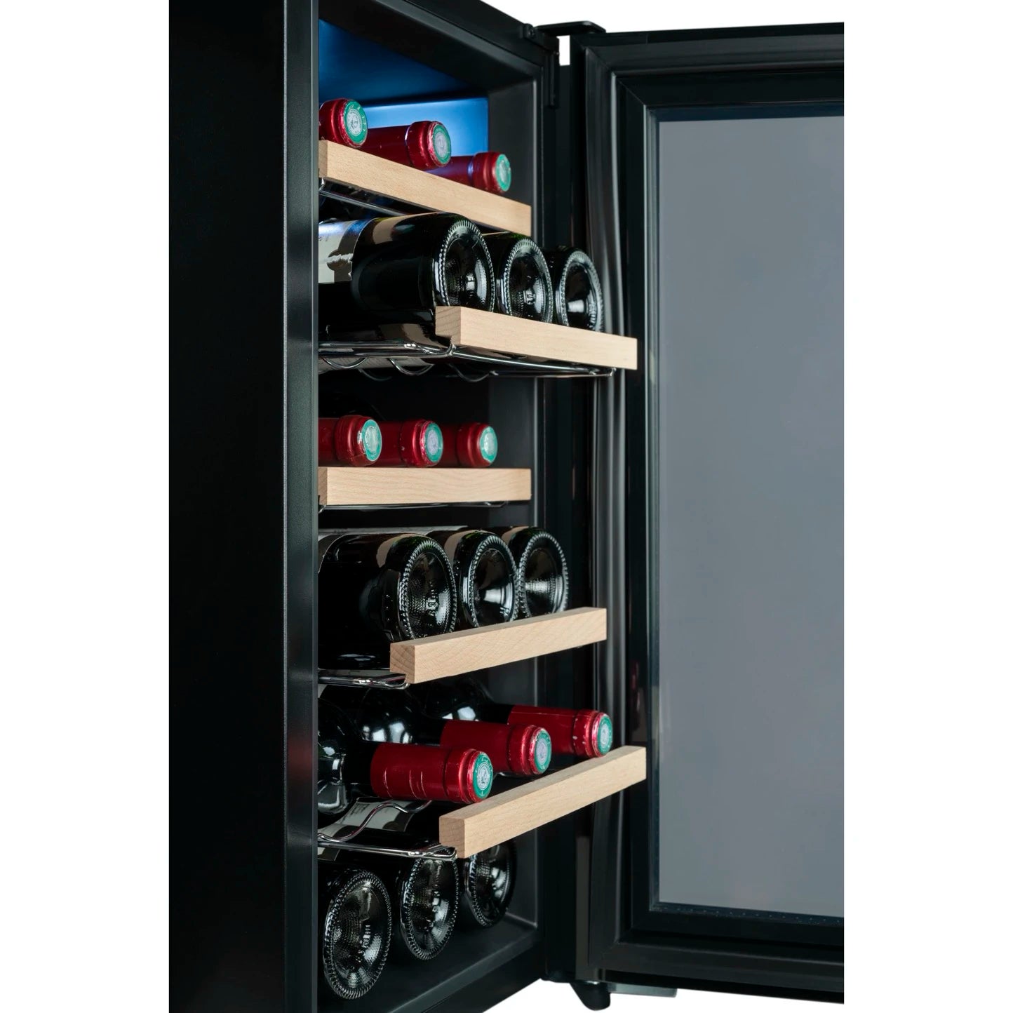 Vista lateral del interior de la vinoteca Climadiff CUVEE18 con la puerta abierta, mostrando botellas de vino tinto distribuidas en estantes de madera.