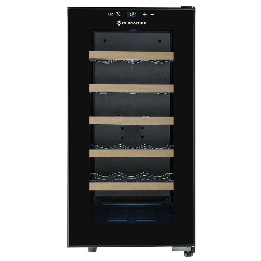 Vinoteca Climadiff CUVEE18 de diseño compacto con puerta de cristal negro, cinco estantes de madera y capacidad para 18 botellas de vino.