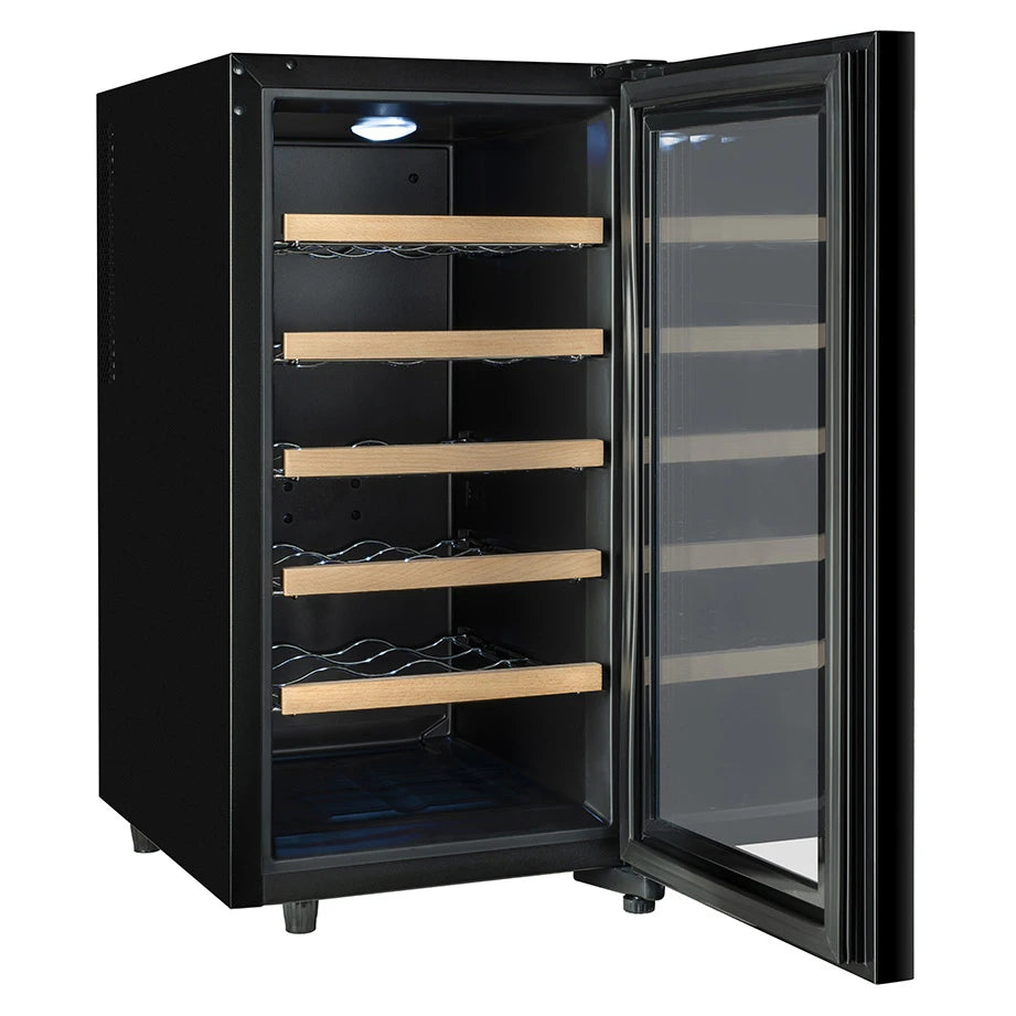 Vinoteca Climadiff CUVEE18 con la puerta de vidrio abierta, mostrando cinco estantes de madera vacíos y un foco LED encendido en la parte superior.