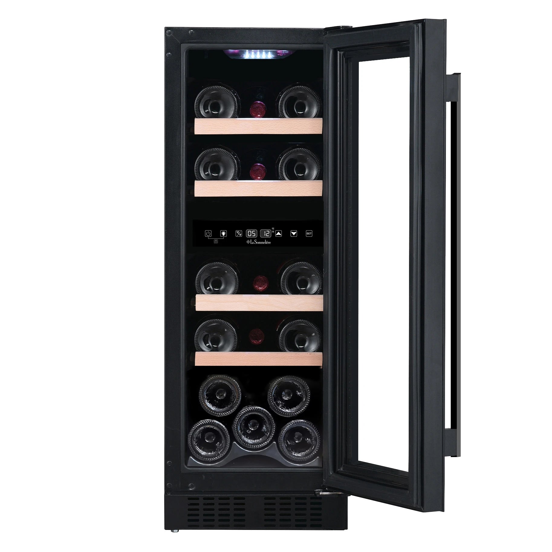 Vinoteca La Sommelière LSBU18DZ con puerta de vidrio abierta, mostrando estantes de madera clara y botellas organizadas en dos zonas de temperatura.