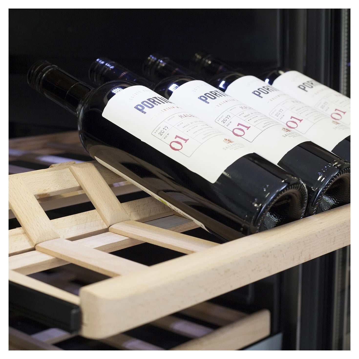 Caso Design WineComfort 180 Smart, vinoteca de 180 botellas, vista del aparato con puerta de cristal.