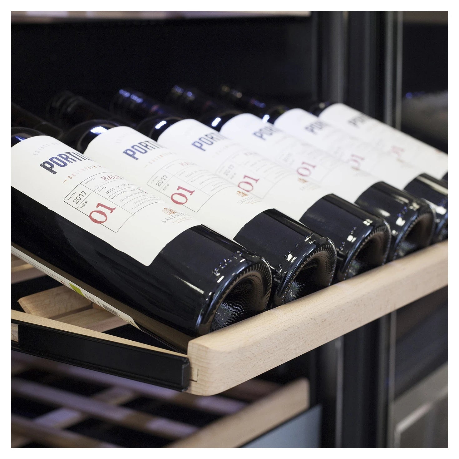 Vinoteca Caso Design WineComfort 180 Smart de 180 botellas, doble zona, detalle del interior con bandejas.