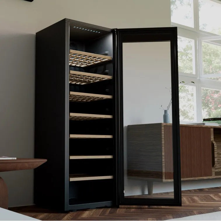 Vinoteca La Sommeliere CLASSIC185, vista exterior con acabado negro y puerta acristalada.