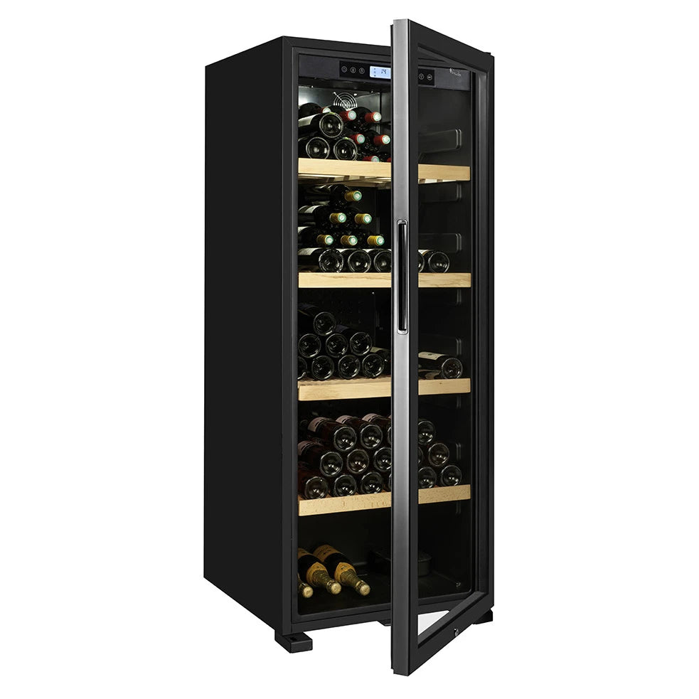 Vinoteca La Sommelière CLASSIC194 vista lateral con puerta abierta y colección de botellas en estantes de madera