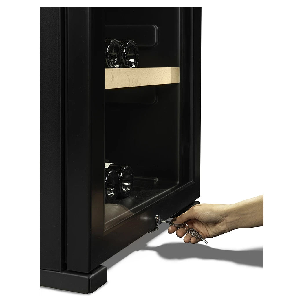 Detalle de la cerradura de seguridad de la vinoteca La Sommelière CLASSIC194 con llave incluida en la puerta