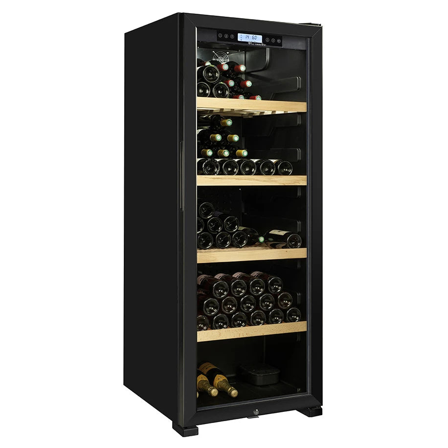 Vinoteca de envejecimiento La Sommelière CLASSIC194 vista frontal con puerta cerrada y botellas en estantes de madera