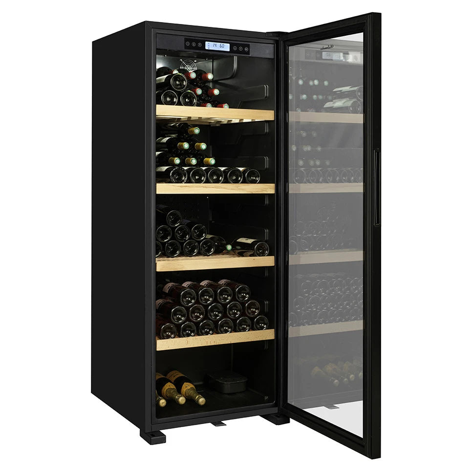 Vinoteca La Sommelière CLASSIC194 en ángulo con puerta abierta mostrando estantes de madera y colección de botellas